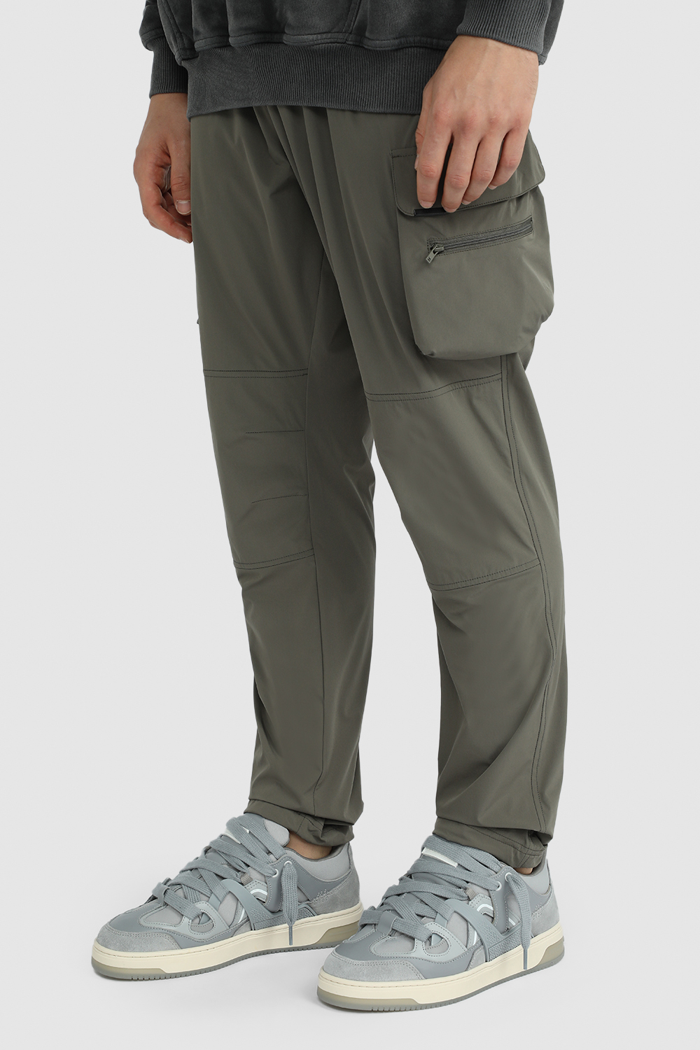 תמונת כל הלוק של נעלי סניקרס מעור